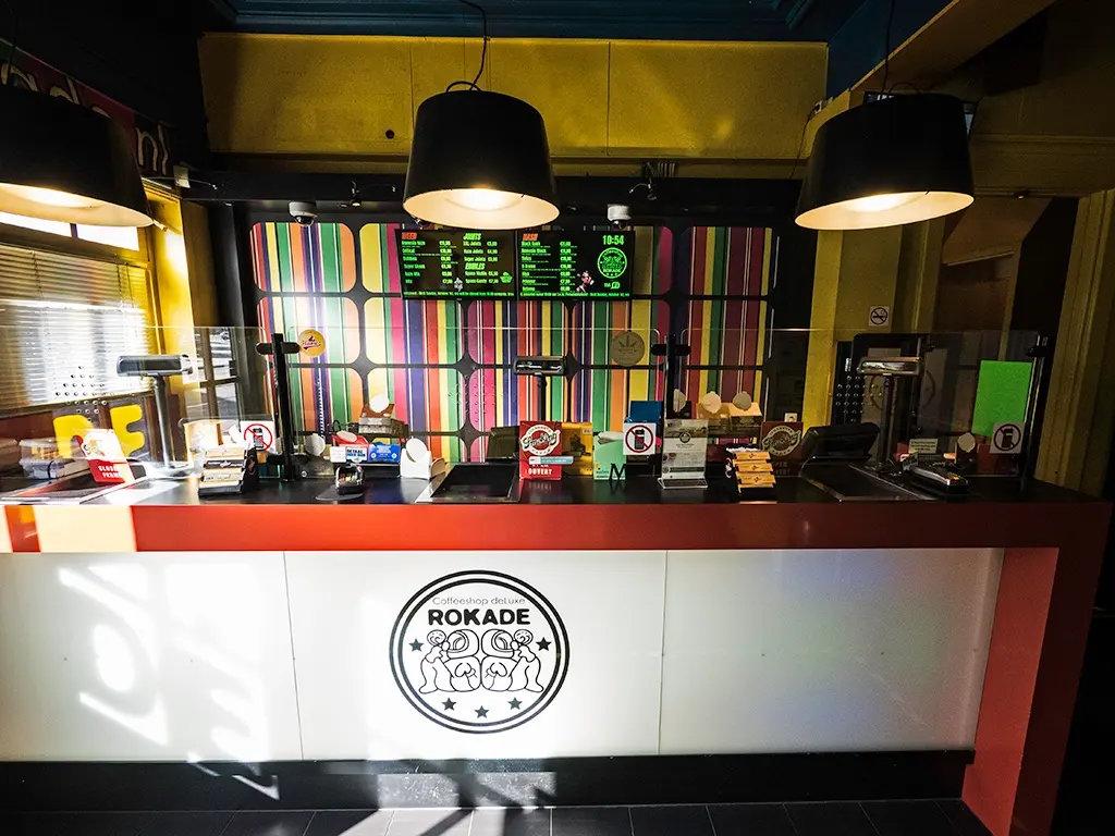 Interieur van Coffeeshop Rokade — zithoek met pop-art muurschildering